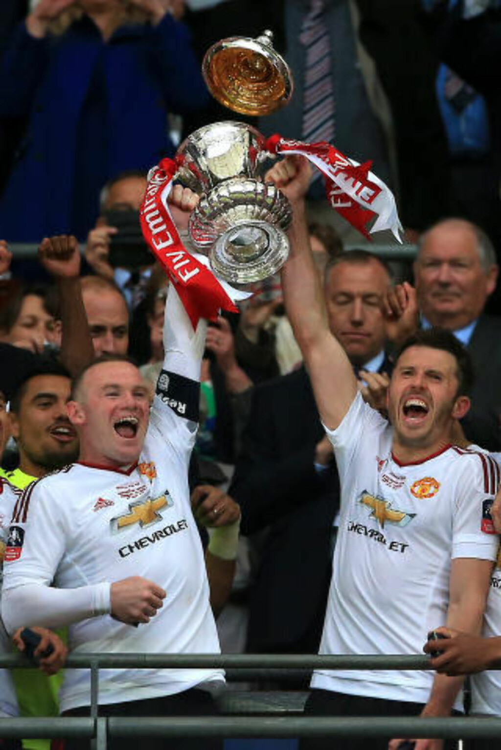 JUBEL: Wayne Rooney og Michael Carrick løftet FA-cuppokalen så høyt at lokket forsvant. Foto: NTB Scanpix JUBEL: Wayne Rooney og Michael Carrick løftet FA-cuppokalen så høyt at lokket forsvant. Foto: NTB Scanpix