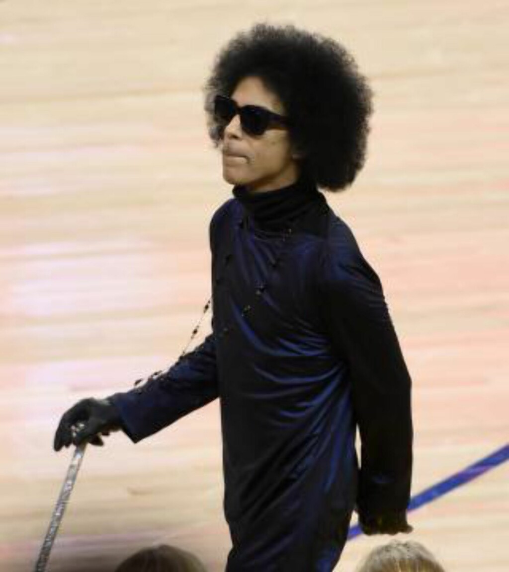SPORTSFAN: Prince var på NBA-kampen mellom Oklahoma City Thunder og Golden State Warriors i mars. Foto: SCANPIX/EPA/JOHN G. MABANGLO SPORTSFAN: Prince var på NBA-kampen mellom Oklahoma City Thunder og Golden State Warriors i mars. Foto: SCANPIX/EPA/JOHN G. MABANGLO