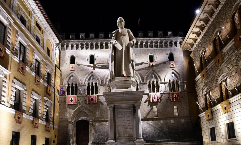 BANK I KRISE: Banca Monte dei Paschi di Siena har hovedkvarter i et renessansepalass i Siena. Banken, som er verdens eldste, er blant de hardest rammede av den italienske bankkrisen. Foto: AFP PHOTO BANK I KRISE: Banca Monte dei Paschi di Siena har hovedkvarter i et renessansepalass i Siena. Banken, som er verdens eldste, er blant de hardest rammede av den italienske bankkrisen. Foto: AFP PHOTO