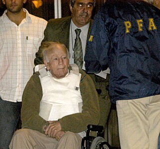 DØD: Bildet viser den tidligere nazisten Paul Schäfer da han ble utlevert fra Argentina til Chile i 2005. Sektlederen døde i april 2010. Foto: Rolando Andrade/AFP/NTB Scanpix DØD: Bildet viser den tidligere nazisten Paul Schäfer da han ble utlevert fra Argentina til Chile i 2005. Sektlederen døde i april 2010. Foto: Rolando Andrade/AFP/NTB Scanpix