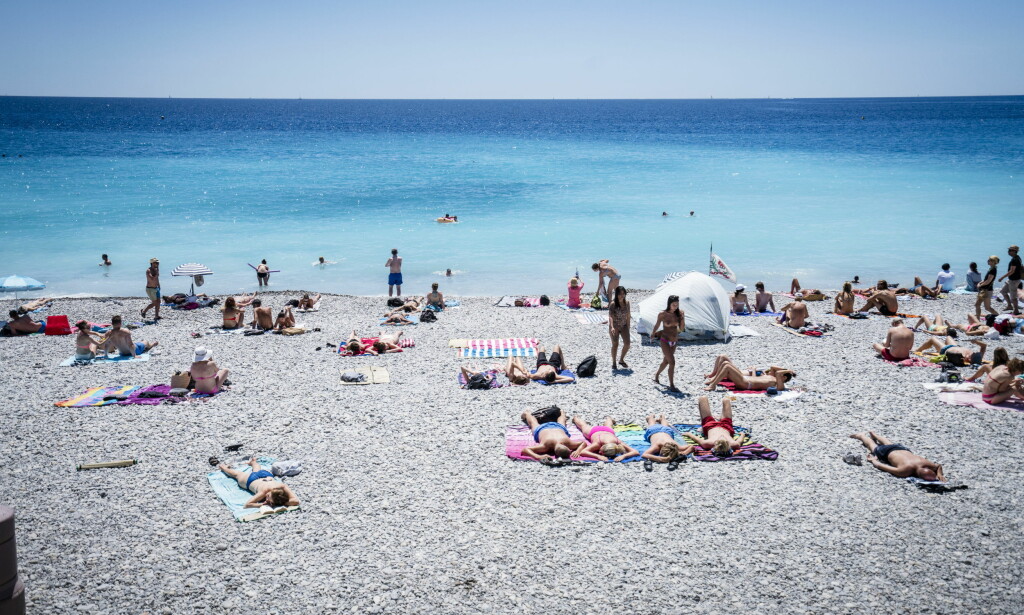 SAKTE TILBAKE TIL NORMALEN: Langs Promenade des Anglais i Nice er livet i ferd med å vende tilbake til normalen. Turistene benytter seg igjen av stranda i den populære feriebyen. Foto: Øistein Norum Monsen / Dagbladet. SAKTE TILBAKE TIL NORMALEN: Langs Promenade des Anglais i Nice er livet i ferd med å vende tilbake til normalen. Turistene benytter seg igjen av stranda i den populære feriebyen. Foto: Øistein Norum Monsen / Dagbladet. 