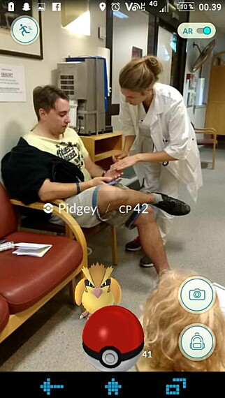 Natt til søndag endte Michael Sanner (26) opp på legevakta etter å ha spilt Pokémon Go. Foto: Privat Natt til søndag endte Michael Sanner (26) opp på legevakta etter å ha spilt Pokémon Go. Foto: Privat