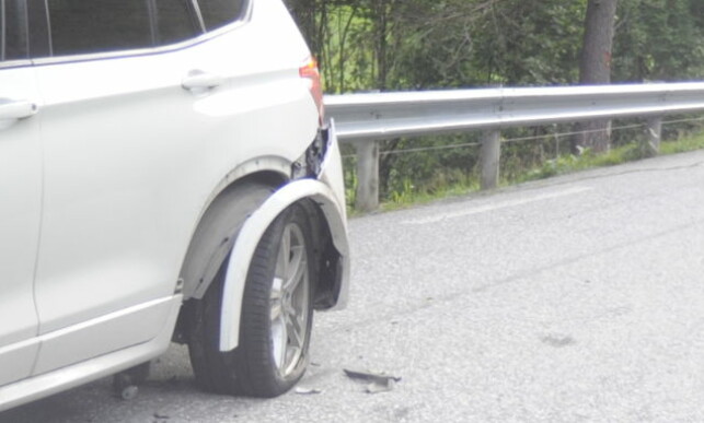 BLE RAMMET: Bilen som var involvert i ulykka fikk skader på venstre bakhjul. Foto: Fridgeir Walderhaug BLE RAMMET: Bilen som var involvert i ulykka fikk skader på venstre bakhjul. Foto: Fridgeir Walderhaug