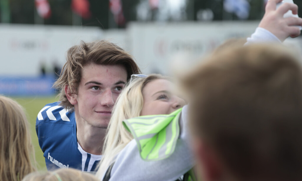 FANSEN FORTVILER: «Skam»-fans fortviler etter at nyheten om Thomas Hayes’ exit fra serien sprakk i går kveld. Blant annet er kommentarfeltet på «Skam»-gruppa på Facebook tungt preget av gråteemojis. Her er Hayes avbildet med fans på Norway Cup i forrige uke. Foto: Lise Åserud / NTB Scanpix FANSEN FORTVILER: «Skam»-fans fortviler etter at nyheten om Thomas Hayes’ exit fra serien sprakk i går kveld. Blant annet er kommentarfeltet på «Skam»-gruppa på Facebook tungt preget av gråteemojis. Her er Hayes avbildet med fans på Norway Cup i forrige uke. Foto: Lise Åserud / NTB Scanpix