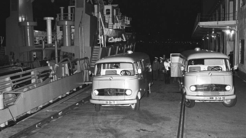 OMKOM: Stavanger 1978: Helikopterulykke ved Statfjordfeltet. 18 mennesker omkom da et Sikorsky-helikopter på vei fra Bergen til Statfjor A plutselig styrtet. Omkomne som er funnet i sjøen bæres her i land fra forsyningsskipet «Ibis Two» mens sykebilene står parat. Det er den tredje ulykken med Sikorsky-helikopter i Nordsjøen på fem år. Foto: Bjørn Sigurdsøn NTB / Scanpix OMKOM: Stavanger 1978: Helikopterulykke ved Statfjordfeltet. 18 mennesker omkom da et Sikorsky-helikopter på vei fra Bergen til Statfjor A plutselig styrtet. Omkomne som er funnet i sjøen bæres her i land fra forsyningsskipet «Ibis Two» mens sykebilene står parat. Det er den tredje ulykken med Sikorsky-helikopter i Nordsjøen på fem år. Foto: Bjørn Sigurdsøn NTB / Scanpix
