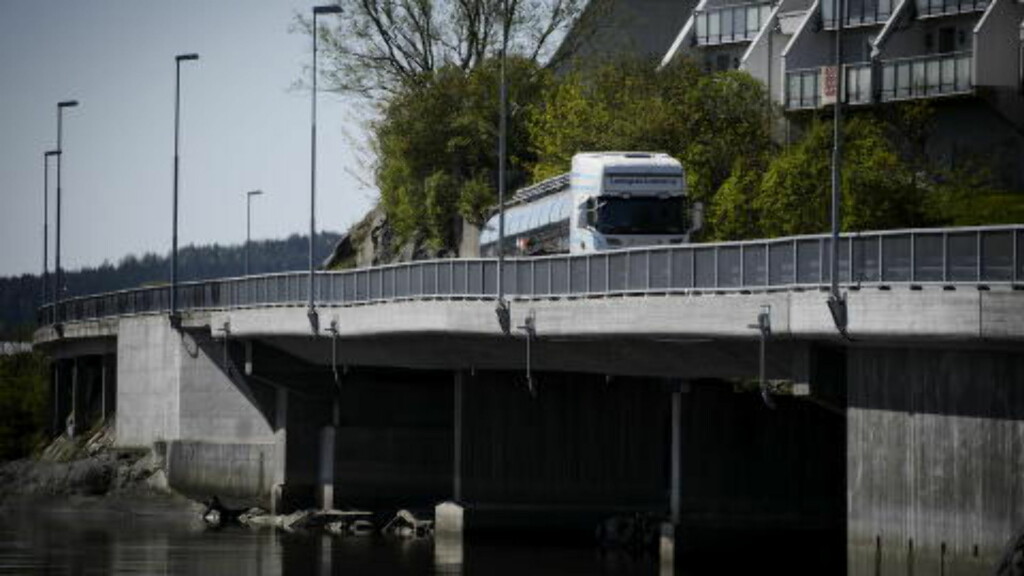 BØLGETE BRU: Nye Spikerbukta bru i Sarpsborg ble bygget som ei platebru i betong over tre spenn. Den er 74 meter lang og 11 meter bred, men ikke like rett som byggherren hadde håpet på. Foto: John T. Pedersen / Dagbladet BØLGETE BRU: Nye Spikerbukta bru i Sarpsborg ble bygget som ei platebru i betong over tre spenn. Den er 74 meter lang og 11 meter bred, men ikke like rett som byggherren hadde håpet på. Foto: John T. Pedersen / Dagbladet