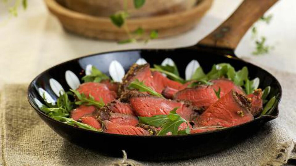 ROASTBIFF:Rosa og velsmakende roastbiff. Mange blir veldig glade om du husker den og remuladen 17.mai. Foto: FRU TIMIAN ROASTBIFF:Rosa og velsmakende roastbiff. Mange blir veldig glade om du husker den og remuladen 17.mai. Foto: FRU TIMIAN