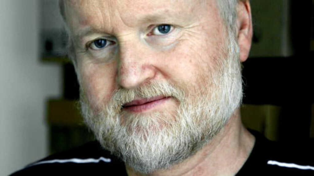 HAMSUN-EKSPERT: Hamsun-forsker, Lars Frode Larsen, har blant annet vært redaktør for Gyldendals Hamsuns Samlede verker i hele 27 bind. Han håper den nye utstillingen kan få en kodeknekker til å melde seg.
Foto: Steinar Buholm / Dagbladet. HAMSUN-EKSPERT: Hamsun-forsker, Lars Frode Larsen, har blant annet vært redaktør for Gyldendals Hamsuns Samlede verker i hele 27 bind. Han håper den nye utstillingen kan få en kodeknekker til å melde seg.
Foto: Steinar Buholm / Dagbladet.