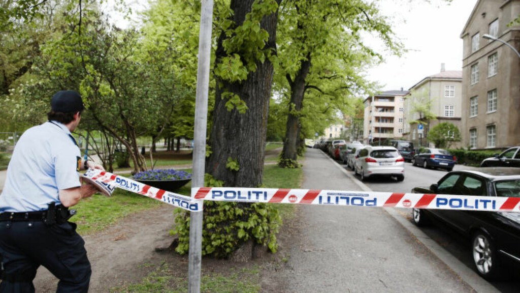 SPERRET AV: Et stort område er sperret av etter at det fredag morgen ble oppdaget en hensatt koffert utenfor synagogen i Oslo. Foto: NIna Hansen / Dagbladet SPERRET AV: Et stort område er sperret av etter at det fredag morgen ble oppdaget en hensatt koffert utenfor synagogen i Oslo. Foto: NIna Hansen / Dagbladet