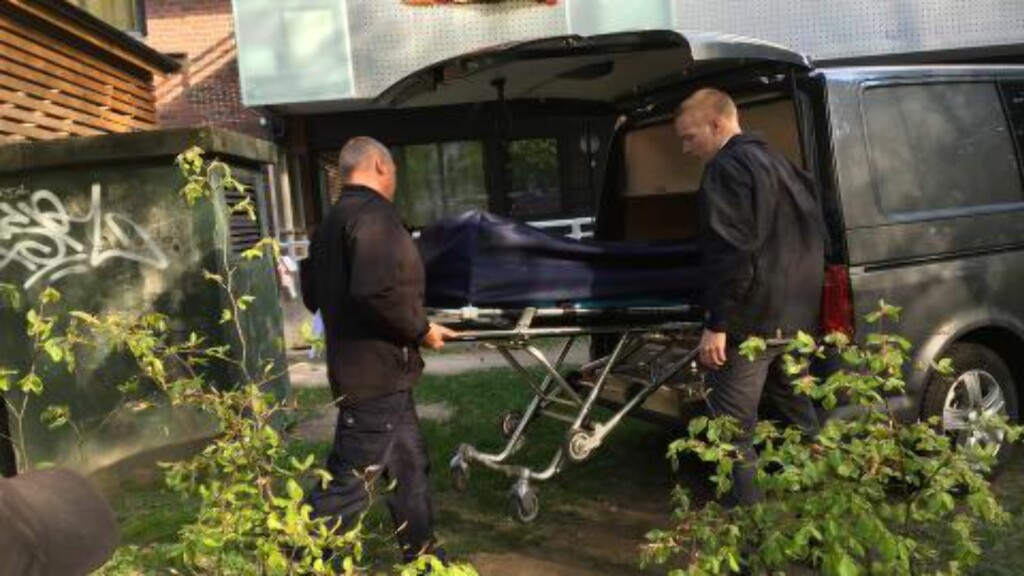 ILLE TILREDT: Her trilles liket inn i likbilen. Foto: Ådne Husby Sandnes / Dagbladet ILLE TILREDT: Her trilles liket inn i likbilen. Foto: Ådne Husby Sandnes / Dagbladet