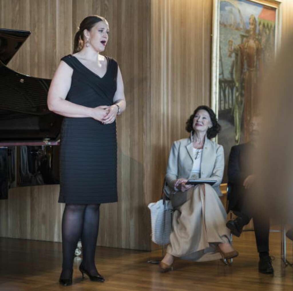OPERA: Åse Klevland var konferansier og Lise Davidsen framførte "Ved Rondane" under pressekonferanse om den nye boka. Foto: Øistein Norum Monsen / Dagbladet OPERA: Åse Klevland var konferansier og Lise Davidsen framførte "Ved Rondane" under pressekonferanse om den nye boka. Foto: Øistein Norum Monsen / Dagbladet