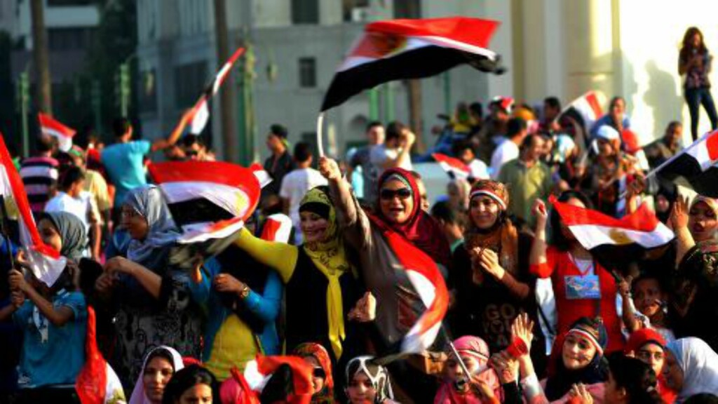 FEIRER ÅPNINGEN: Egyptere feirer her åpningen av den nye Suez-kanalen på Tahir-plassen i Kairo den 7. august i 2015. Foto: Asmaa Gamal/NurPhoto/NTB Scanpix FEIRER ÅPNINGEN: Egyptere feirer her åpningen av den nye Suez-kanalen på Tahir-plassen i Kairo den 7. august i 2015. Foto: Asmaa Gamal/NurPhoto/NTB Scanpix
