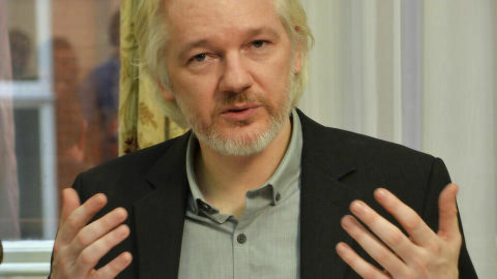 SNAKKER: Wikileaks-grunnlegger Julian Assange mener Sverige og USA må bøye seg for FN. Foto: REUTERS / John Stillwell / NTB scanpix SNAKKER: Wikileaks-grunnlegger Julian Assange mener Sverige og USA må bøye seg for FN. Foto: REUTERS / John Stillwell / NTB scanpix
