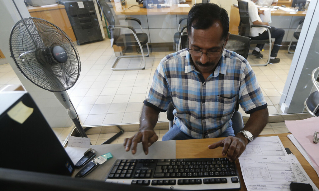 FORTSETTER Å JOBBE: Den heldige vinneren skal fortsette å jobbe i bilforhandleren til han når pensjonsalder. Foto: AFP PHOTO / KARIM SAHIB / NTB Scanpix FORTSETTER Å JOBBE: Den heldige vinneren skal fortsette å jobbe i bilforhandleren til han når pensjonsalder. Foto: AFP PHOTO / KARIM SAHIB / NTB Scanpix