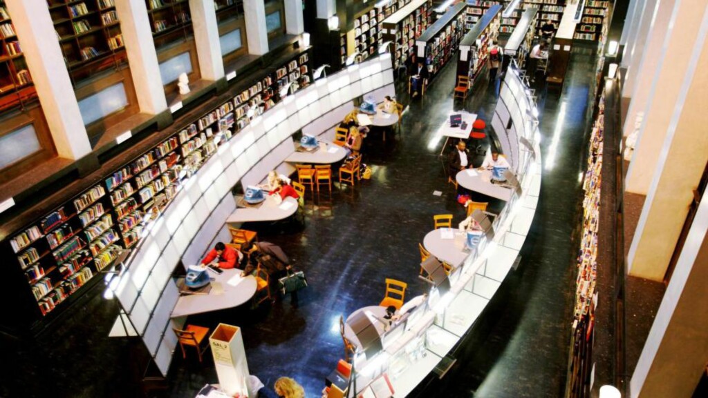 JOURNALISTIKKENS HØYBORG: Deichmanske hovedbibliotek kan bygges om til Journalisthuset, en bikube for skrivende frifanter. Foto: NTB Scanpix. JOURNALISTIKKENS HØYBORG: Deichmanske hovedbibliotek kan bygges om til Journalisthuset, en bikube for skrivende frifanter. Foto: NTB Scanpix.