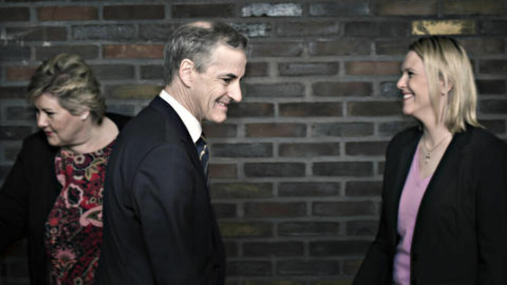 KONSTRUKTIVT: Her hilser Jonas Gahr Støre på Sylvi Listhag på vei inn på asylmøtet på statsministerens kontor.
Foto: Hans Arne Vedlog KONSTRUKTIVT: Her hilser Jonas Gahr Støre på Sylvi Listhag på vei inn på asylmøtet på statsministerens kontor.
Foto: Hans Arne Vedlog