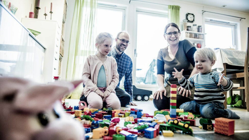 AVHENGIG AV FLEKSITID: Familien Bjørkholt Sletten har akkurat samlet seg rundt middagsbordet. Ingrid Helene og mannen Tom er begge avhengig av å kunne ha en fleksibel jobbhverdag. Familien har to små barn. Åsa på seks og Trym på ett og et halvt. Begge skal leveres å hentes på skole og i barnehage. Forslaget til SV om sekstimers arbeidsdag er noe begge foreldre kunne ha hatt fordel av, forteller Tom. - Jeg jobber i Bærum og har en times reise til jobben hver dag. For å rekke barnehagen må jeg reise fra jobb klokka tre for å være sikker på å rekke det. - Men vi skjønner at en sekstimersdag ikke er drømmen for arbeidsgivere. Foto: Thomas Rasmus Skaug / Dagbladet AVHENGIG AV FLEKSITID: Familien Bjørkholt Sletten har akkurat samlet seg rundt middagsbordet. Ingrid Helene og mannen Tom er begge avhengig av å kunne ha en fleksibel jobbhverdag. Familien har to små barn. Åsa på seks og Trym på ett og et halvt. Begge skal leveres å hentes på skole og i barnehage. Forslaget til SV om sekstimers arbeidsdag er noe begge foreldre kunne ha hatt fordel av, forteller Tom. - Jeg jobber i Bærum og har en times reise til jobben hver dag. For å rekke barnehagen må jeg reise fra jobb klokka tre for å være sikker på å rekke det. - Men vi skjønner at en sekstimersdag ikke er drømmen for arbeidsgivere. Foto: Thomas Rasmus Skaug / Dagbladet
