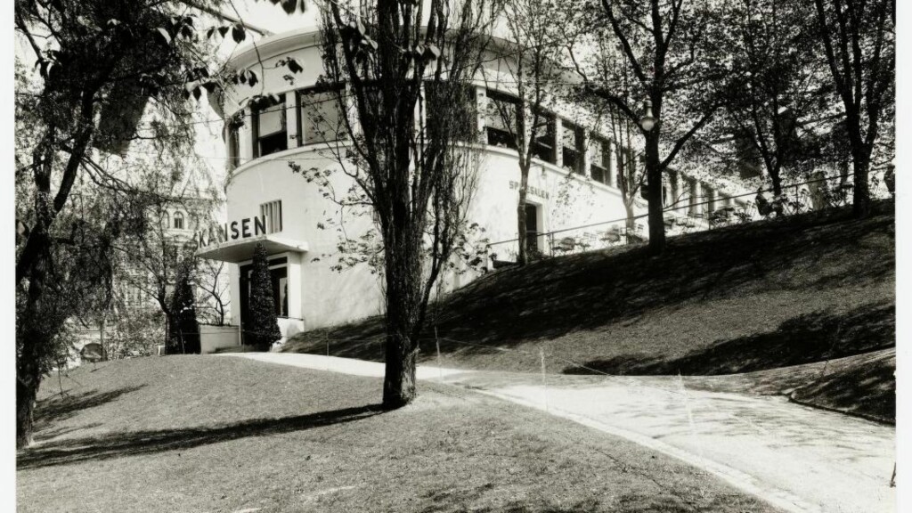 SKANSEN: Norges første funksjonalistiske bygning, tegnet av Lars Backer i 1927, revet i 1970, et smertelig inngrep i modernismens arkitektur. Foto: Ukjent SKANSEN: Norges første funksjonalistiske bygning, tegnet av Lars Backer i 1927, revet i 1970, et smertelig inngrep i modernismens arkitektur. Foto: Ukjent