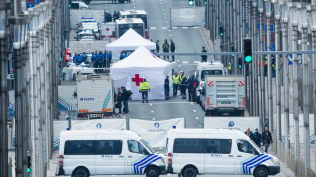 MAELBEEK: Slik så det ut på tirsdag utenfor Maelbeek metrostasjon. Røde kors hadde satt opp telt i gatene og politiet hadde sperret av området. Foto:AFP PHOTO / Belga / LAURIE DIEFFEMBACQ / NTB scanpix MAELBEEK: Slik så det ut på tirsdag utenfor Maelbeek metrostasjon. Røde kors hadde satt opp telt i gatene og politiet hadde sperret av området. Foto:AFP PHOTO / Belga / LAURIE DIEFFEMBACQ / NTB scanpix
