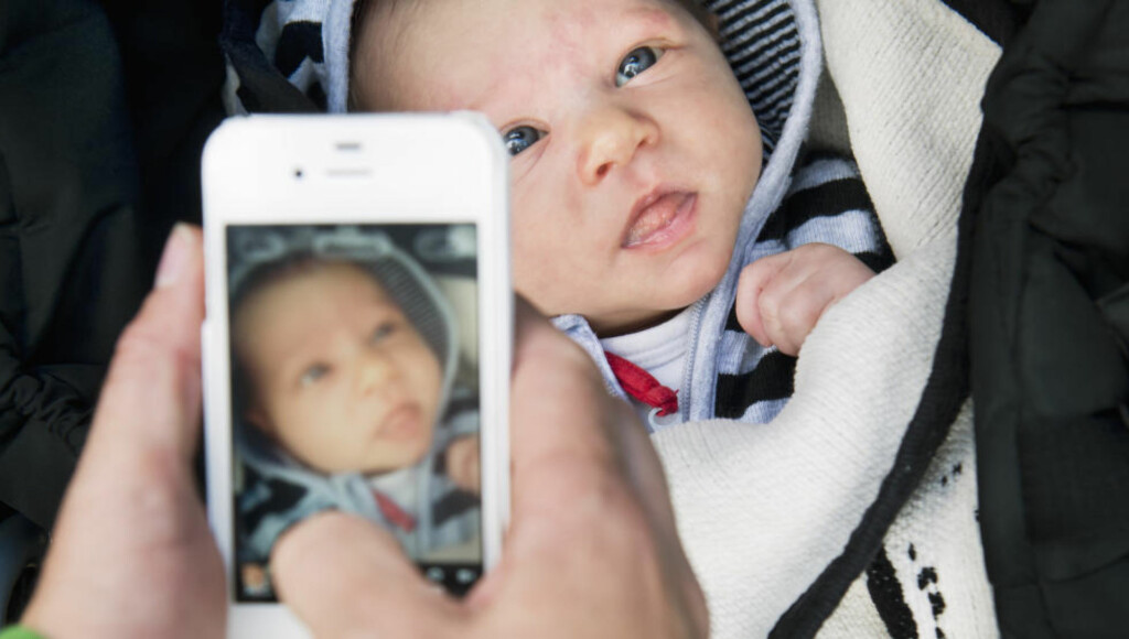 SKJØRT MATERIALE: Mange har bildene av barna sine kun liggende på mobiltelefonen sin. Da skal det ikke mye til før bildene er borte for alltid. Foto: NTB SCANPIX SKJØRT MATERIALE: Mange har bildene av barna sine kun liggende på mobiltelefonen sin. Da skal det ikke mye til før bildene er borte for alltid. Foto: NTB SCANPIX