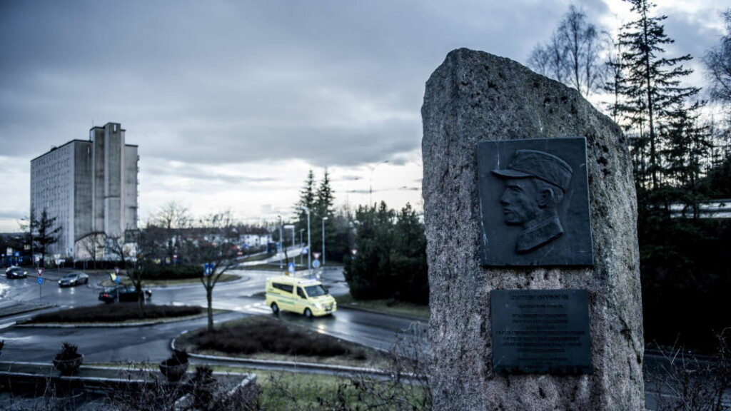 FØRSTE HÆROFFISER SOM FALT: Minnesteinen over Øivinn Øi like ved der han ble skutt på Kalbakken i Oslo. Foto: Thomas Rasmus Skaug FØRSTE HÆROFFISER SOM FALT: Minnesteinen over Øivinn Øi like ved der han ble skutt på Kalbakken i Oslo. Foto: Thomas Rasmus Skaug
