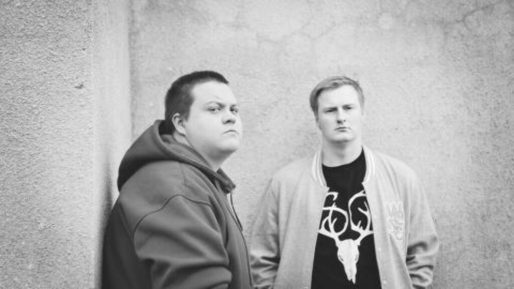 RAP PÅ SAMISK: Rapper Slincraze alias Nils Rune Utsi (til venstre) fra Kautokeino går også under kallenavnet «The Arctic King». Foto: Marie Louise Somby RAP PÅ SAMISK: Rapper Slincraze alias Nils Rune Utsi (til venstre) fra Kautokeino går også under kallenavnet «The Arctic King». Foto: Marie Louise Somby