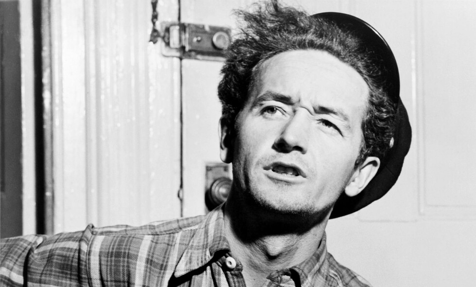 DEN STORE WOODY: Woody Guthrie haddet det vært god bruk for i dagens amerikanske samfunn. Han burde ha skrevet sanger for folk flest og ikke Donald flest. Foto: NTB SCANPIX DEN STORE WOODY: Woody Guthrie haddet det vært god bruk for i dagens amerikanske samfunn. Han burde ha skrevet sanger for folk flest og ikke Donald flest. Foto: NTB SCANPIX