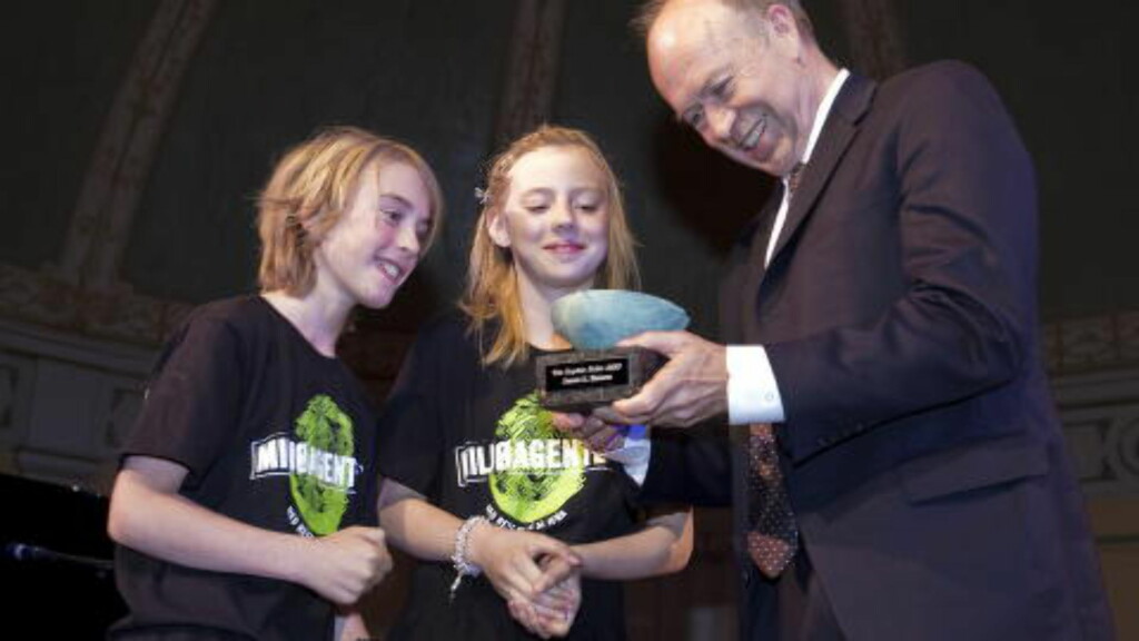 SOFIEPRIS: Klimaforsker James E. Hansen blir tildelt Sofieprisen 2010 i Oslo av Birk Eidsvik og Martine Malmo Knutsen. Foto: Gorm Kallestad, NTB Scanpix. SOFIEPRIS: Klimaforsker James E. Hansen blir tildelt Sofieprisen 2010 i Oslo av Birk Eidsvik og Martine Malmo Knutsen. Foto: Gorm Kallestad, NTB Scanpix.