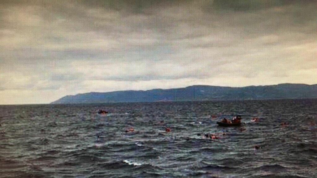 DRUKNER: Desperate flyktninger fra Syria drukner i Egeerhavet. - Forholdene er ille, svært ille, sier advokat Sidsel Katralen som for andre gang i høst har reist til Lesbos for å hjelpe de syriske flyktningene som forsøker å ta seg inn i Europa. Foto: Privat DRUKNER: Desperate flyktninger fra Syria drukner i Egeerhavet. - Forholdene er ille, svært ille, sier advokat Sidsel Katralen som for andre gang i høst har reist til Lesbos for å hjelpe de syriske flyktningene som forsøker å ta seg inn i Europa. Foto: Privat