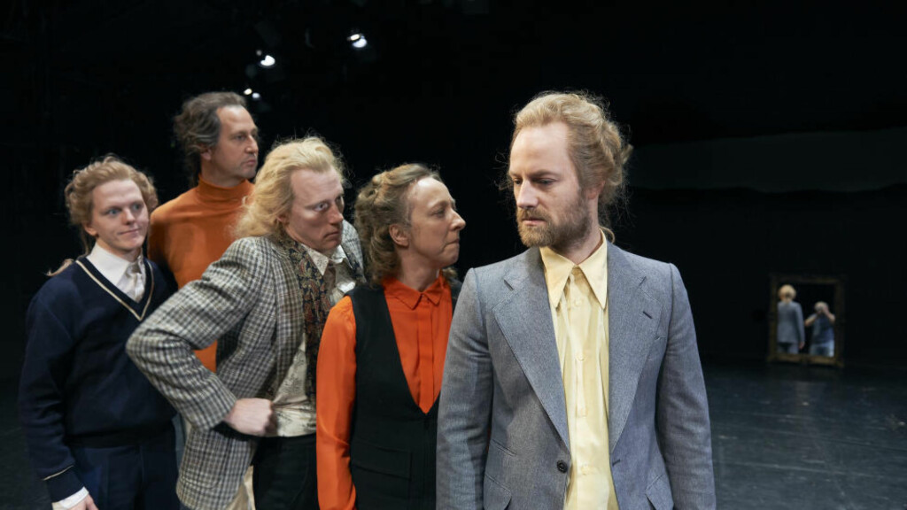 AVVENTENDE: Jonas Strand Gravli, Henrik Rafaelsen, Thorbjørn Harr, Ågot Sendstad og Espen Alknes i «Den stundesløse». Foto: Øyvind Eide, Nationaltheatret AVVENTENDE: Jonas Strand Gravli, Henrik Rafaelsen, Thorbjørn Harr, Ågot Sendstad og Espen Alknes i «Den stundesløse». Foto: Øyvind Eide, Nationaltheatret