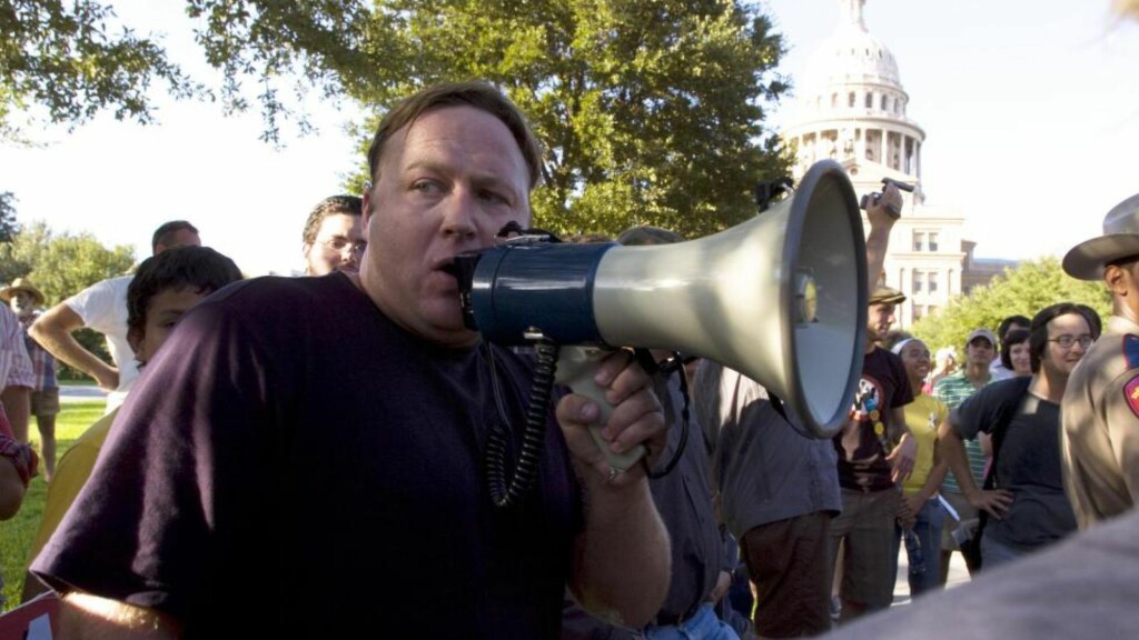 HØYLYTT AGITATOR: I USA har Alex Jones blitt noe av en institusjon langt utenfor den konspirasjonsverdenen han ofte forbindes med. Her under en demonstrasjon i Austin i 2005. FOTO: NTB SCANPIX HØYLYTT AGITATOR: I USA har Alex Jones blitt noe av en institusjon langt utenfor den konspirasjonsverdenen han ofte forbindes med. Her under en demonstrasjon i Austin i 2005. FOTO: NTB SCANPIX
