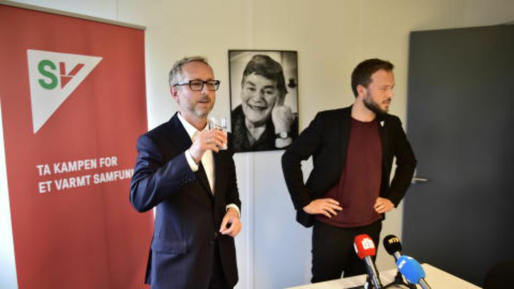 TREKKER SEG: Bård Vegard Solhjell og partileder Audun Lysbakken informerte på en pressekonferanse fredag at Solhjell trekker seg som nestleder i partiet. Foto: Lars Eivind Bones / Dagbladet TREKKER SEG: Bård Vegard Solhjell og partileder Audun Lysbakken informerte på en pressekonferanse fredag at Solhjell trekker seg som nestleder i partiet. Foto: Lars Eivind Bones / Dagbladet