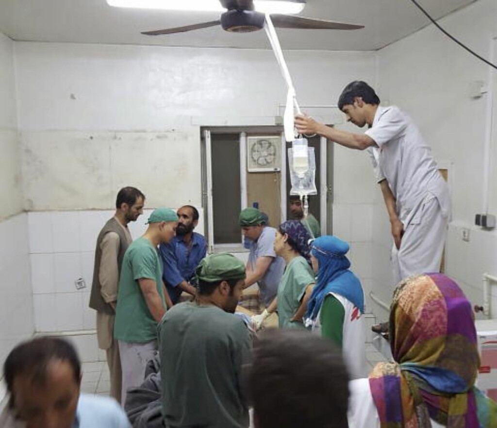 TILBAKE I JOBB: I provisoriske operasjonssaler arbeider ansatte ved Leger Uten Grenser med å redde liv, bare timer etter at sykehuset ble bombet. Foto: Medecins Sans Frontieres/Reuters/Scanpix TILBAKE I JOBB: I provisoriske operasjonssaler arbeider ansatte ved Leger Uten Grenser med å redde liv, bare timer etter at sykehuset ble bombet. Foto: Medecins Sans Frontieres/Reuters/Scanpix