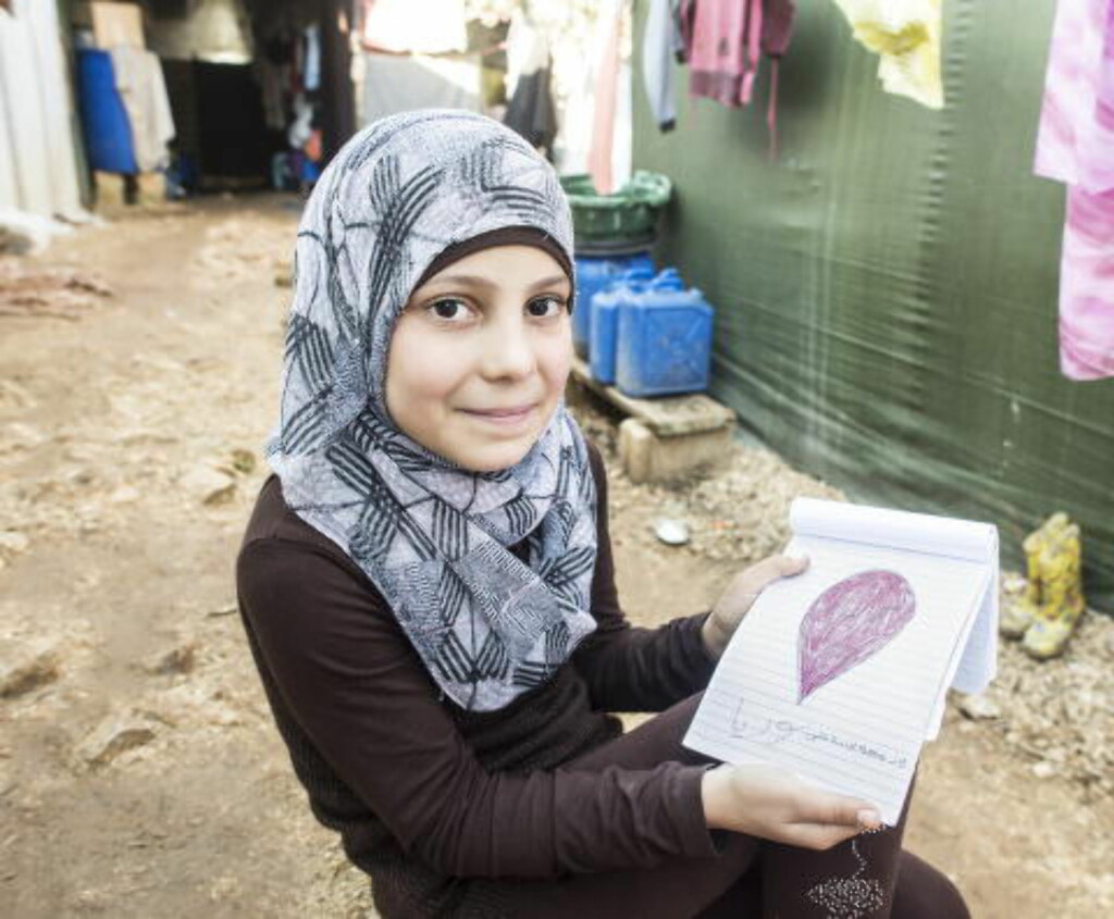 GRÅTER FOR SYRIA: For fem år siden, før brutalitetene i Syria startet, pleide Baraa (10) å tegne bilder av barn som svømte og levde et godt liv. Nå bruker hun mest svarte og røde farger. De viser «Syria som nå er svart», og de blodige tårene som renner for hjemlandet hun lengter etter. GRÅTER FOR SYRIA: For fem år siden, før brutalitetene i Syria startet, pleide Baraa (10) å tegne bilder av barn som svømte og levde et godt liv. Nå bruker hun mest svarte og røde farger. De viser «Syria som nå er svart», og de blodige tårene som renner for hjemlandet hun lengter etter.