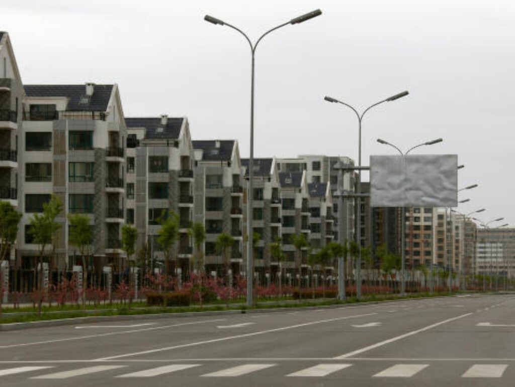 ORDOS: I 2012 besøkte Dagbladet Ordos, byen som har blitt omtalt som verdens mest kjente spøkelsesby.
Byen lå ikke fullstendig øde, men voldsomme områder ble på starten av 2000-tallet bygd ut for å huse store folkemengder. Denne tilflytting lot vente på seg. Foto: REUTERS/David Gray/NTB Scanpix ORDOS: I 2012 besøkte Dagbladet Ordos, byen som har blitt omtalt som verdens mest kjente spøkelsesby.
Byen lå ikke fullstendig øde, men voldsomme områder ble på starten av 2000-tallet bygd ut for å huse store folkemengder. Denne tilflytting lot vente på seg. Foto: REUTERS/David Gray/NTB Scanpix