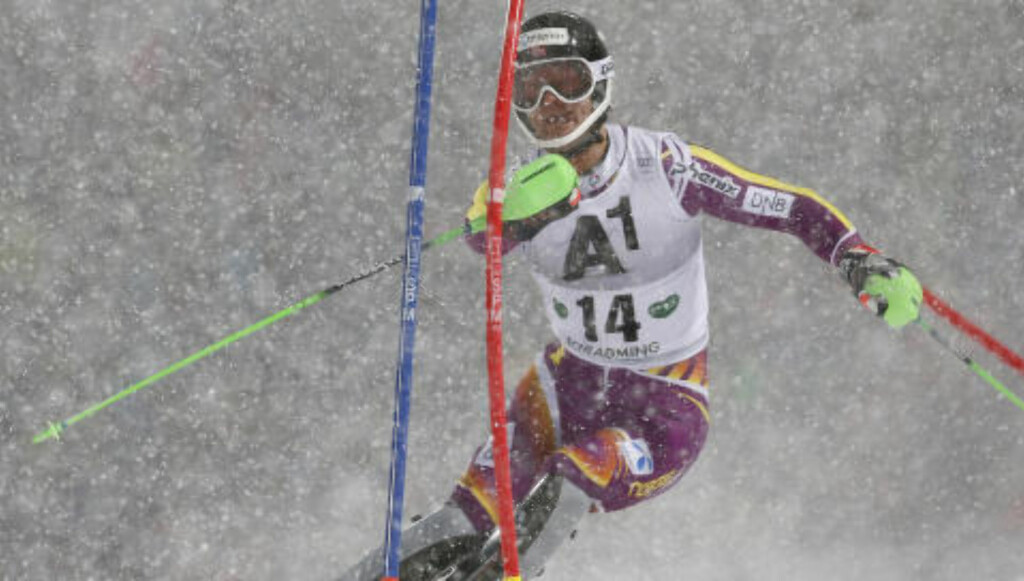 NESTEN LIKT: Sebastian Foss Solevåg er bare ett hundredel bak Henrik Kristoffersen etter 1. omgang.
Foto: Heiko Junge / NTB scanpix NESTEN LIKT: Sebastian Foss Solevåg er bare ett hundredel bak Henrik Kristoffersen etter 1. omgang.
Foto: Heiko Junge / NTB scanpix