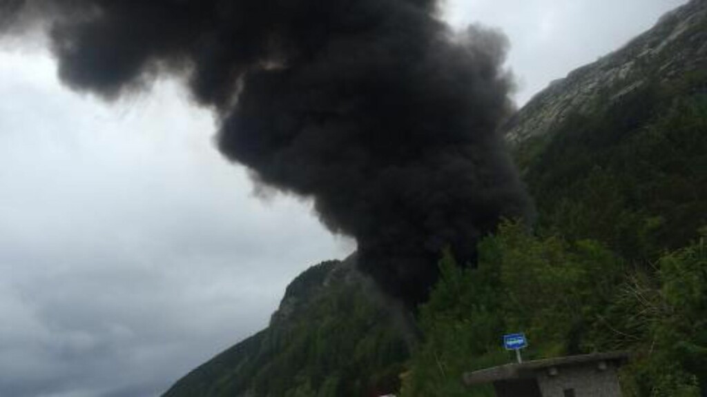 EKSPLOSJON I SOGN OG FJORDANE: Hengeren til en tankbil har kjørt inn i tunnellveggen. Foto: Tipser EKSPLOSJON I SOGN OG FJORDANE: Hengeren til en tankbil har kjørt inn i tunnellveggen. Foto: Tipser