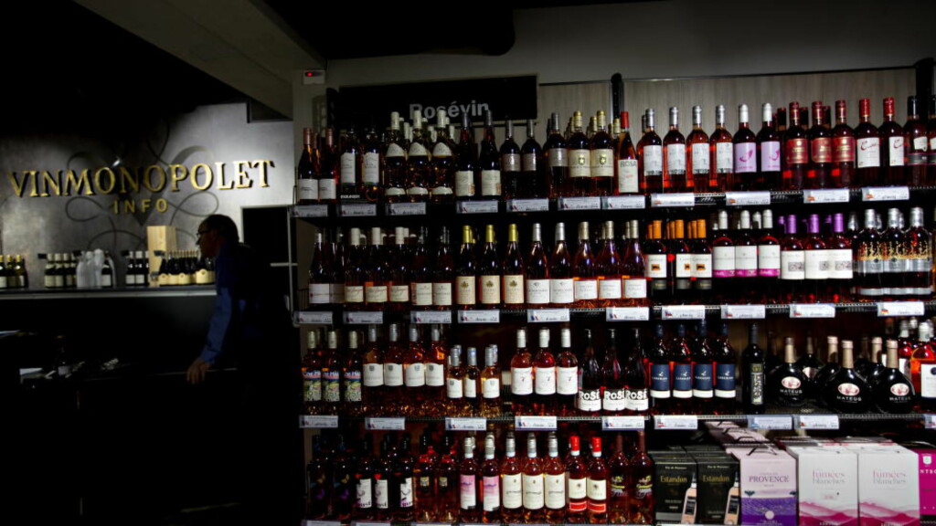 NYHETER I HYLLENE: Med høsten på vei har Vinmonopolet en del rødvin blant de nye produktene i september. Rødvinene fra Sør-Afrika anbefales, men vinene fra Hellas skuffer vår anmelder. Foto: ANITA ARNTZEN/DAGBLADET NYHETER I HYLLENE: Med høsten på vei har Vinmonopolet en del rødvin blant de nye produktene i september. Rødvinene fra Sør-Afrika anbefales, men vinene fra Hellas skuffer vår anmelder. Foto: ANITA ARNTZEN/DAGBLADET