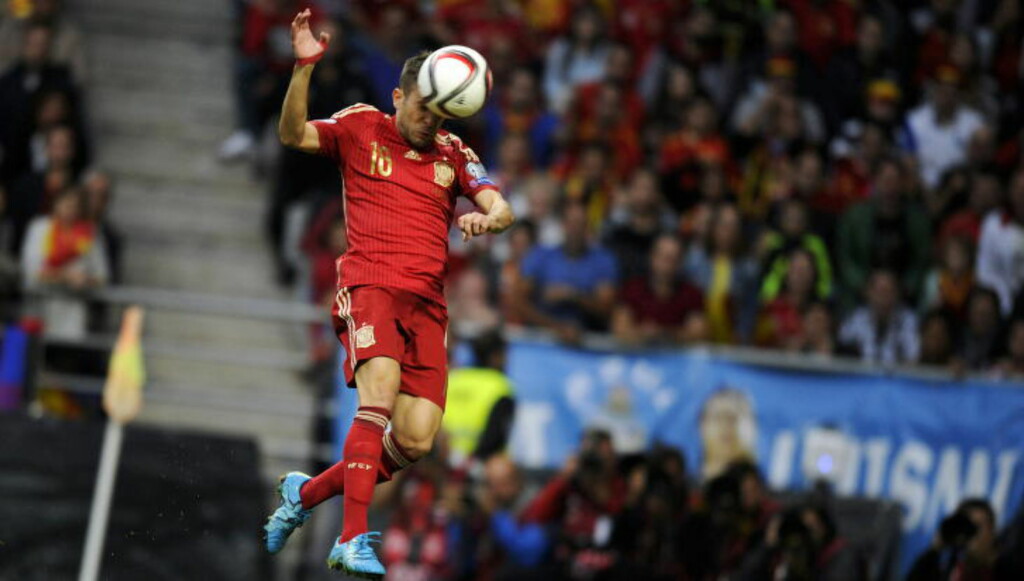 LUFTAS BARON: 170 centimeter høye Jordi Alba headet inn Spanias første scoring i kveld, etter en herlig pasning fra David Silva. Foto: REUTERS / Eloy Alonso / NTB Scanpix LUFTAS BARON: 170 centimeter høye Jordi Alba headet inn Spanias første scoring i kveld, etter en herlig pasning fra David Silva. Foto: REUTERS / Eloy Alonso / NTB Scanpix