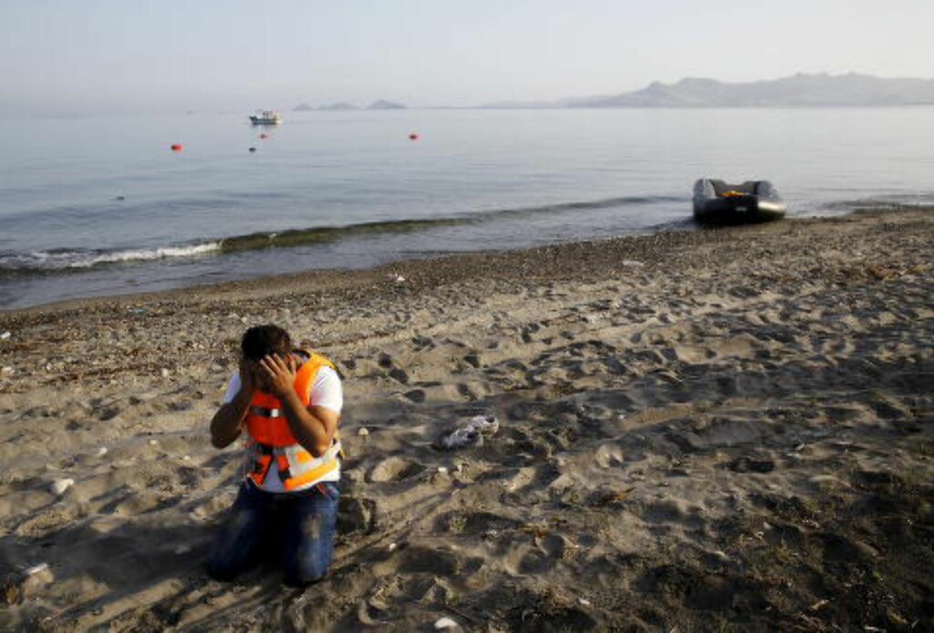 BER TIL GUD: En syrisk flyktning sitter på stranda på Kos og ber, like etter at han ankom ferieøya i dag. Foto: Yannis Behrakis / Reuters / Scanpix BER TIL GUD: En syrisk flyktning sitter på stranda på Kos og ber, like etter at han ankom ferieøya i dag. Foto: Yannis Behrakis / Reuters / Scanpix