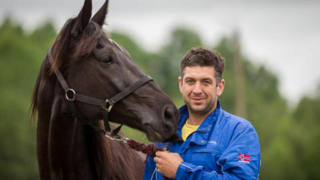 LYKKELIGE. B.B.S. Sugarlight og deleier og trener Fredrik Solberg har hovedrollene i det nye norske traveventyret. Foto: Eirik Stenhaug/Ecuus Media. LYKKELIGE. B.B.S. Sugarlight og deleier og trener Fredrik Solberg har hovedrollene i det nye norske traveventyret. Foto: Eirik Stenhaug/Ecuus Media.