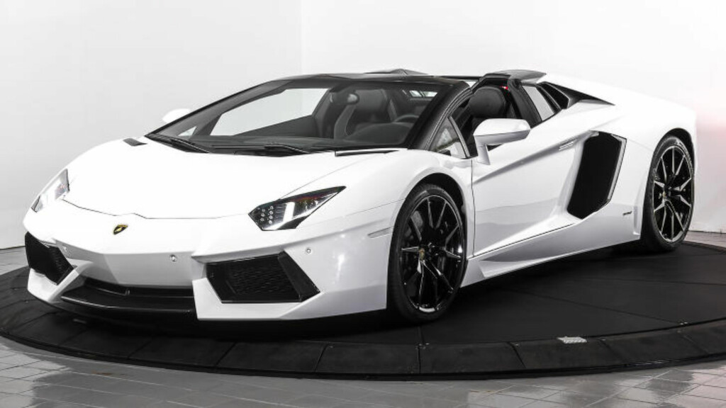 BESLAG: Det var denne 2014-modellen av Lamborghini Aventador Roadster som ble stanset på Svinesund og holdt igjen i ni uker. Nå står bilen i butikken på Grua på Hadeland med en prislapp på fem millioner kroner. Foto: TJ Auto BESLAG: Det var denne 2014-modellen av Lamborghini Aventador Roadster som ble stanset på Svinesund og holdt igjen i ni uker. Nå står bilen i butikken på Grua på Hadeland med en prislapp på fem millioner kroner. Foto: TJ Auto