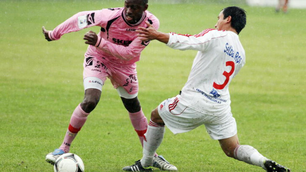 I RETTEN: Formose Pape Mendy (t.v.) var i dag i retten tiltalt for kampfiksing i 2012. Her er han i Follo-drakt. Mendy er tiltalt for å ha deltatt i kampfiksing som Follo-spiller i kampen mot Østsiden 24. juni 2012. I RETTEN: Formose Pape Mendy (t.v.) var i dag i retten tiltalt for kampfiksing i 2012. Her er han i Follo-drakt. Mendy er tiltalt for å ha deltatt i kampfiksing som Follo-spiller i kampen mot Østsiden 24. juni 2012.
