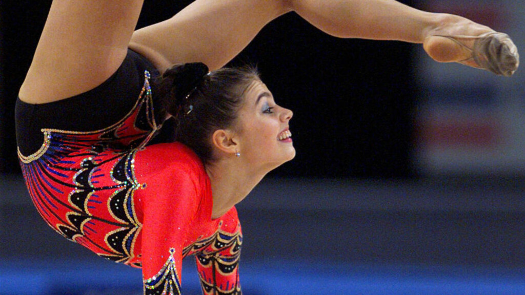 OLYMPISK MESTER: Alina Kabaeva måtte nøye seg med en bronse i Sydney-OL, men fire år etter ble det gull i Aten. Her under øvelsen med ball. i Superdome-arenaen i Australia. Foto: David Gray / REUTERS / NTB SCANPIX OLYMPISK MESTER: Alina Kabaeva måtte nøye seg med en bronse i Sydney-OL, men fire år etter ble det gull i Aten. Her under øvelsen med ball. i Superdome-arenaen i Australia. Foto: David Gray / REUTERS / NTB SCANPIX