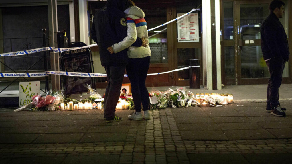 ÅSTEDET:Det er kveld, og de aller fleste er gått hjem. Lysene blinker i mørket og det er satt opp et bilde av en av ofrene for skuddvekslingen sent onsdag kveld. Foto: Anita Arntzen / Dagbladet ÅSTEDET:Det er kveld, og de aller fleste er gått hjem. Lysene blinker i mørket og det er satt opp et bilde av en av ofrene for skuddvekslingen sent onsdag kveld. Foto: Anita Arntzen / Dagbladet