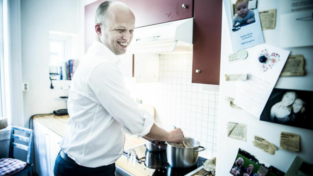NORSKE RÅVARER: Senterpartiet har laget en egen kokebok i forbindelse med valgkampen. Sp-leder Trygve Slagsvold Vedum viser hvordan det skal gjøres, med god hjelp fra politisk rådgiver Anne Marie Aanerud på sidelinja. Foto: Thomas Rasmus Skaug / Dagbladet NORSKE RÅVARER: Senterpartiet har laget en egen kokebok i forbindelse med valgkampen. Sp-leder Trygve Slagsvold Vedum viser hvordan det skal gjøres, med god hjelp fra politisk rådgiver Anne Marie Aanerud på sidelinja. Foto: Thomas Rasmus Skaug / Dagbladet