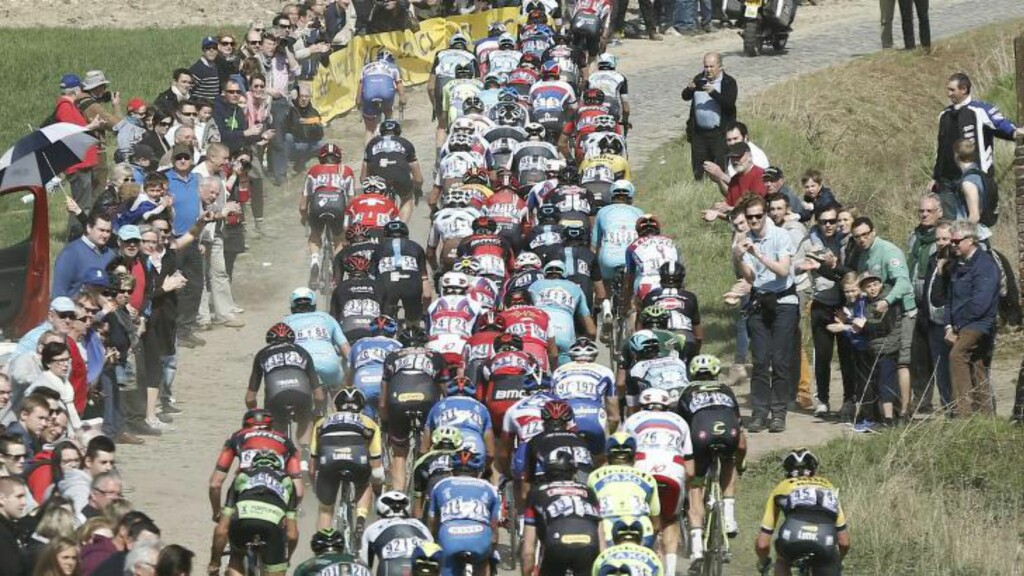 EN BEDRE TID: Sykkelfeltene preges endelig av mindre dop. Her er verdenseliten på vei mot Roubaix. FOTO: EPA/Etienne Laurent. EN BEDRE TID: Sykkelfeltene preges endelig av mindre dop. Her er verdenseliten på vei mot Roubaix. FOTO: EPA/Etienne Laurent.