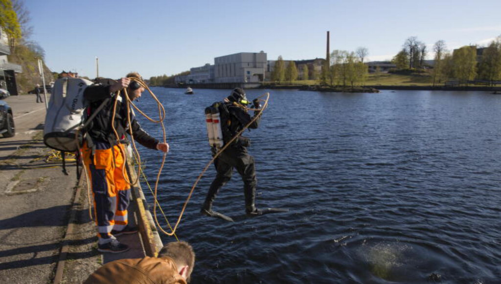 SØK: I hele dag har det pågått søk i Skienselva. Foto: Per Flåthe / Dagbladet SØK: I hele dag har det pågått søk i Skienselva. Foto: Per Flåthe / Dagbladet