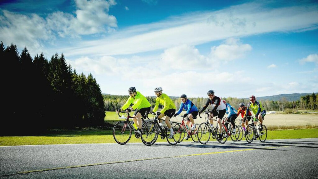 VEDDEMÅL: Syv kolleger fra firmaet Media Nettverk har satt i gang et veddemål, i juni skal de sykle Lillehammer-Oslo. For de syv mennene er ikke vektreduksjon et mål med treningen, men de er enige om at det ikke skader å være mer i bevegelse, og at syklingen trolig er et resultat av 40-årskrisa. De har som mål å trene tre ganger i uka før rittet i juni. Her er Hans Jørgen Whist, Erik Edvardsen, Torbjørn Kvenseth, Terje Røijen-Hammer, Marius Borge, Magnar Kvalvik og Petter Veland i godt driv langs landeveien fra Maridalen. Foto: Bjørn Langsem VEDDEMÅL: Syv kolleger fra firmaet Media Nettverk har satt i gang et veddemål, i juni skal de sykle Lillehammer-Oslo. For de syv mennene er ikke vektreduksjon et mål med treningen, men de er enige om at det ikke skader å være mer i bevegelse, og at syklingen trolig er et resultat av 40-årskrisa. De har som mål å trene tre ganger i uka før rittet i juni. Her er Hans Jørgen Whist, Erik Edvardsen, Torbjørn Kvenseth, Terje Røijen-Hammer, Marius Borge, Magnar Kvalvik og Petter Veland i godt driv langs landeveien fra Maridalen. Foto: Bjørn Langsem