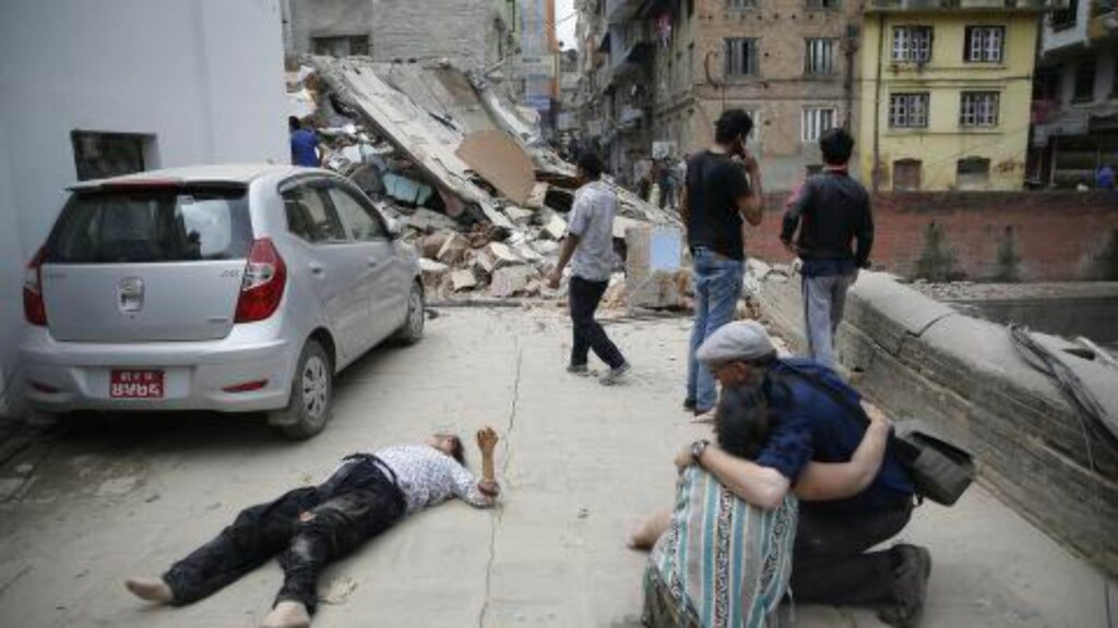 STORE SKADER: En mann hjelper to kvinner skadd av sammenraste bygningrester i sentrum av Katmandu. Foto: Narendra Shrestha, EPA/NTB Scanpix. STORE SKADER: En mann hjelper to kvinner skadd av sammenraste bygningrester i sentrum av Katmandu. Foto: Narendra Shrestha, EPA/NTB Scanpix.